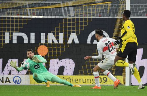 Nicolas Gonzalez (Nummer 22) setzt in der Vorsaison am 11. Spieltag mit dem Treffer zum 5:1 bei Borussia Dortmund den Schlusspunkt. Foto: Imago/M/Hölter/TEAM2sportphoto