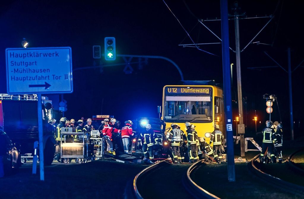 Ermittler prüfen Ampelschaltung nach tödlicher Kollision zwischen Auto und Stadtbahn: Tod im Gleis: Polizei wertet Video aus