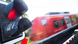17-Jähriger wird  von Zug erfasst und stirbt