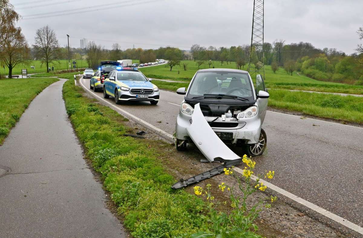 Unfall in Ludwigsburg: Auto pflügt durch Straßengraben