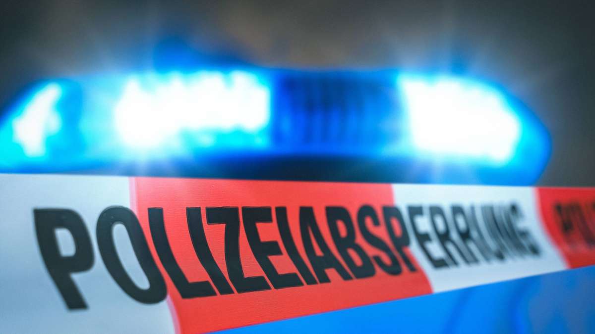 A8 Richtung Stuttgart zeitweise gesperrt: Autofahrer stirbt bei Unfall mit Lastwagen