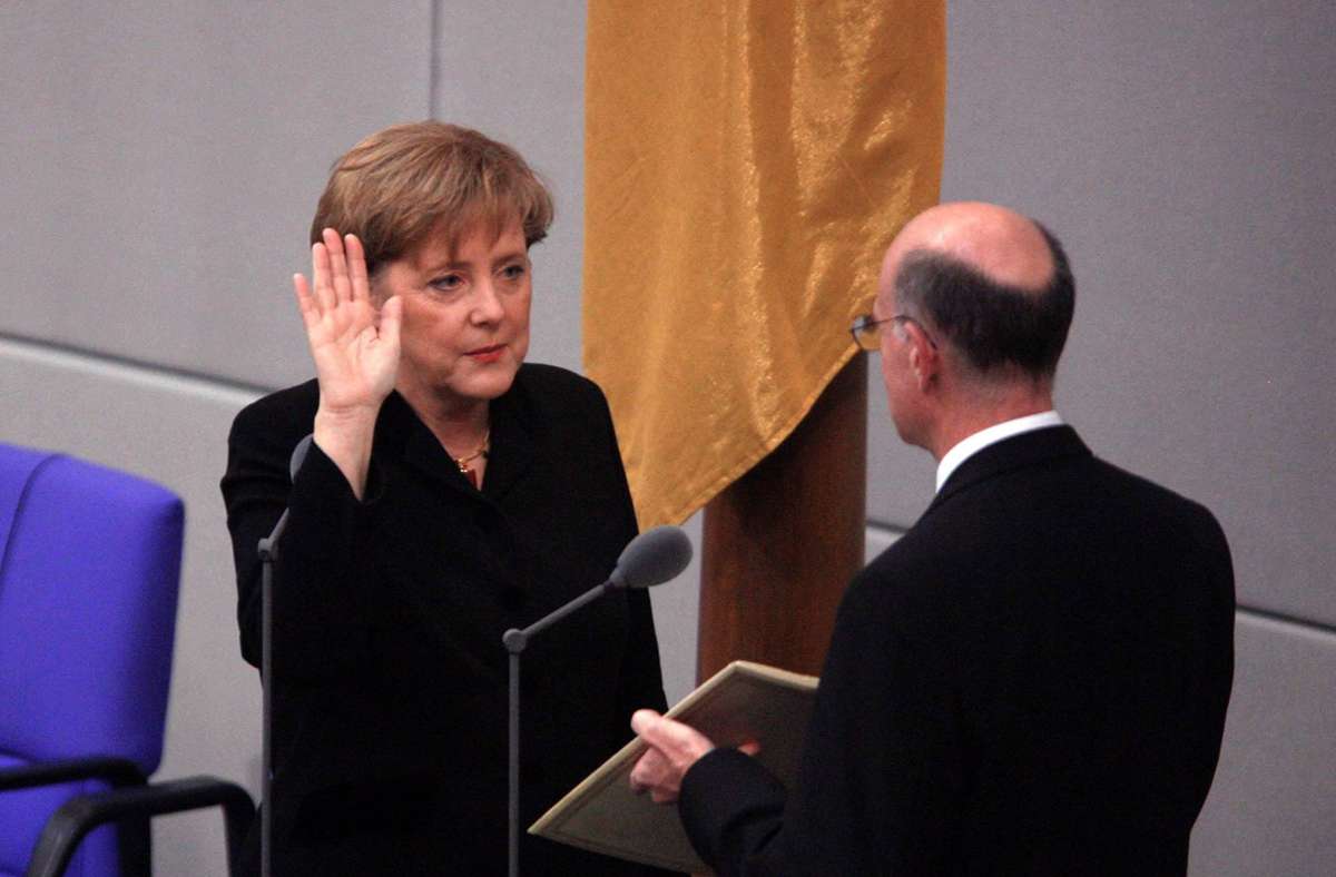 2. November 2005: Angela Merkel ist zur Bundeskanzlerin gewählt – bei 397 Stimmen für sie, 202 Gegenstimmen und zwölf Enthaltungen. Hier legt sie vor dem damaligen Bundestagspräsidenten Norbert Lammert ihren Amtseid ab . Auch der frühere Bundeskanzler Gerhard Schröder gratuliert – nachdem er direkt nach der Wahl noch getönt hatte: „Glauben Sie im Ernst, dass meine Partei auf ein Gesprächsangebot von Frau Merkel bei dieser Sachlage eingeht, indem sie sagt, sie will Bundeskanzlerin werden?“ Merkel führt eine schwarz-rote Koalition an. Einige Wochen später erklärt die Gesellschaft für deutsche Sprache „Bundeskanzlerin“ zum Wort des Jahres 2005.
