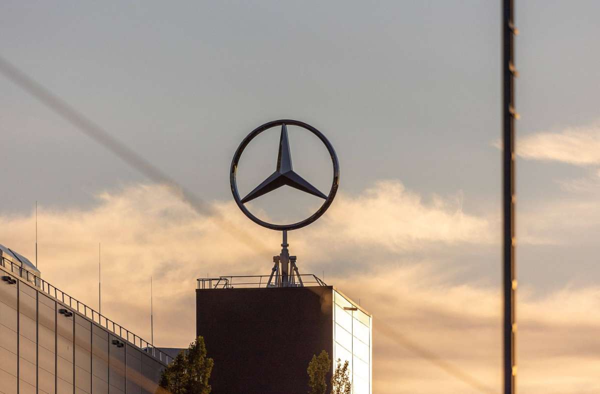 Die Werke von Mercedes-Benz liefen weltweit „nahezu“ uneingeschränkt, erklärte der Autobauer (Archivbild). Foto: imago images/DROFITSCH/EIBNER