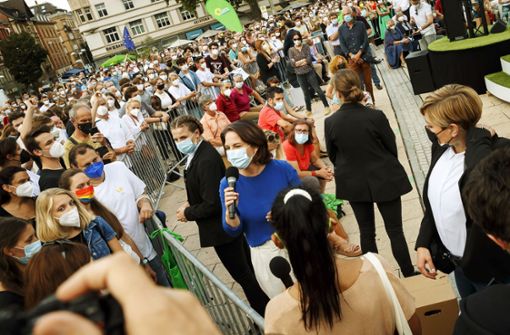 Sucht das Gespräch: Die Kanzlerkandidatin der Grünen, Annalena Baerbock (im blauen Oberteil), umgeben von Sicherheitskräften  auf dem Marienplatz. Foto: Lichtgut/Julian Rettig