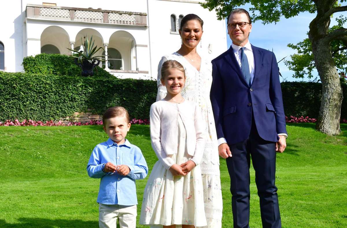 Während Estelle mit ihrer Mutter, Kronprinzessin Victoria von Schweden, um die Wette strahlt, schauen Prinz Daniel und der kleine Oscar eher kritisch.
