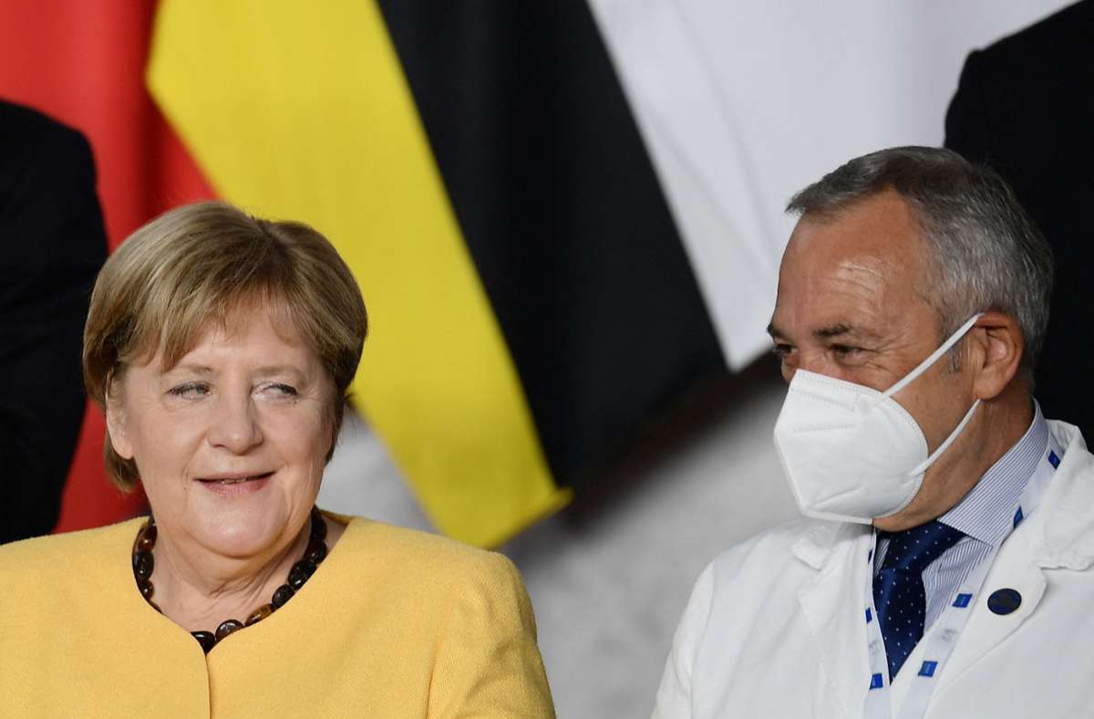 Bundeskanzlerin Angela Merkel mit einem Mitarbeiter des italienischen Gesundheitswesen.