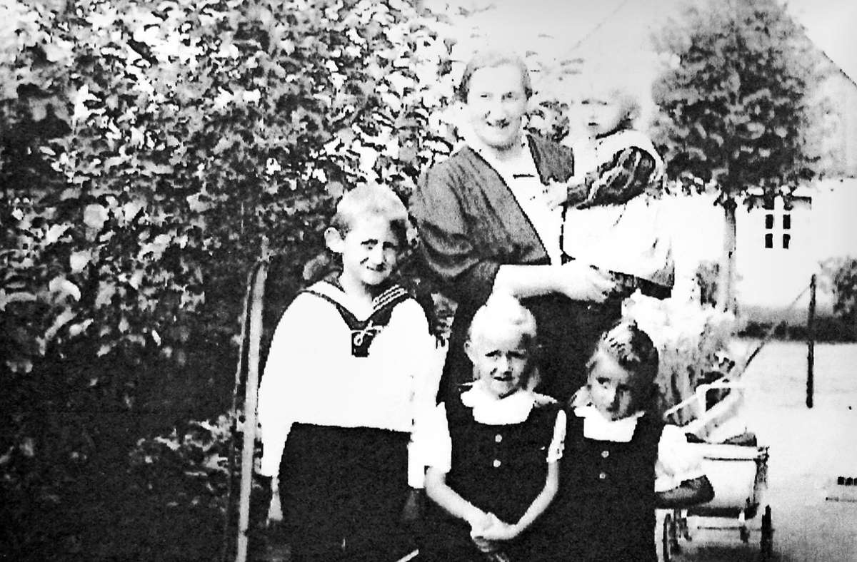 Ein Bild aus glücklicheren Tagen: Marie Sanden mit ihren Kindern  Jürgen, Ilse und Rosemarie (v.l.). Auf ihrem Arm hält sie Erika.