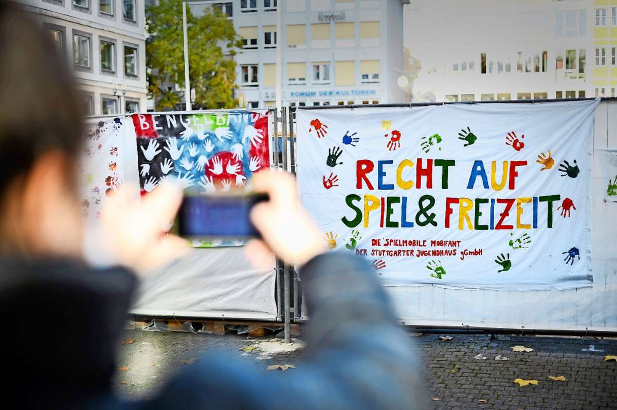Stuttgart: Stille Demo für Kinderrechte