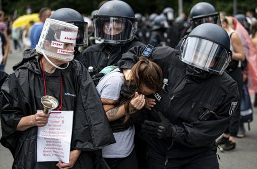 Bei den Protesten am Wochenende in Berlin ist es zu Auseinandersetzungen mit der Polizei und rund 600 Festnahmen gekommen. Zahlreiche Demonstranten hatten zu den teils nicht genehmigten Versammlungen Kinder mitgebracht. Foto: dpa/Fabian Sommer