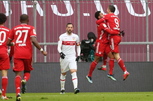 Der VfB (mit Kapitän Gonzalo Castro) muss den Bayern beim Jubeln zuschauen, Foto: Baumann