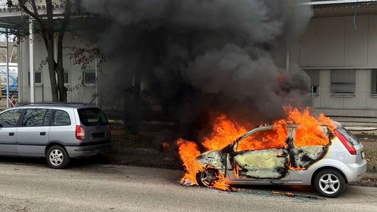 Feuerwehreinsatz in Stuttgart-Hedelfingen: Auto brennt vollkommen aus