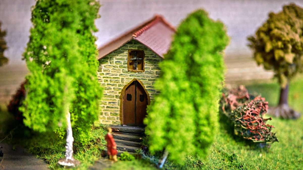 Die Oeffinger Feldkapelle Heilig Kreuz ist eines der Highlights im Miniaturland von Klaus Riedele. Um sie nachzubauen, hat er das Kirchlein   genau vermessen.