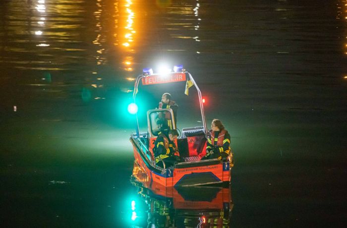 Stuttgart-Untertürkheim: Ölteppich auf dem Neckar ruft Feuerwehr auf den Plan