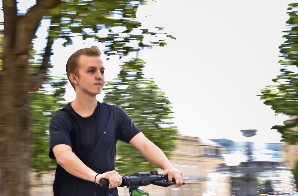 Erster von bald drei Anbietern in der Landeshauptstadt stellt seine Roller vor – Die Gefährte flitzen mit bis zu 20 Sachen durch die Straßen: Verleiher stellen Roller mit Elektroantrieb in Stuttgart auf