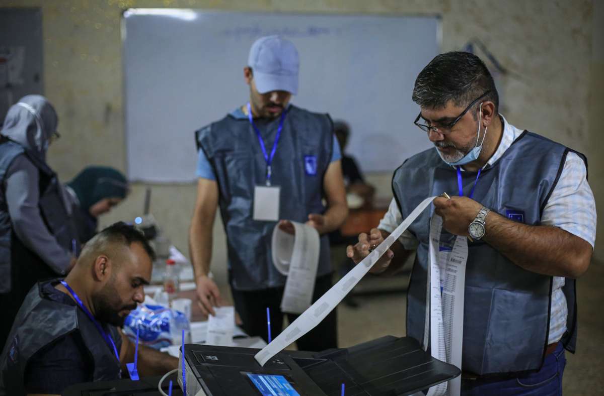 Rund 25 Millionen Wahlberechtigte waren im Irak zur Abstimmung aufgerufen. Im Bild zählen Mitarbeiter die abgegebenen Stimmen. Foto: dpa/Ameer Al Mohammedaw