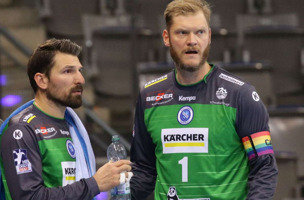 Primoz Prost (li,, neben Johannes Bitter) muss sich für die Saison 2021/22 auf einen neuen Kollegen im Tor des TVB Stuttgart einstellen. Foto: Baumann