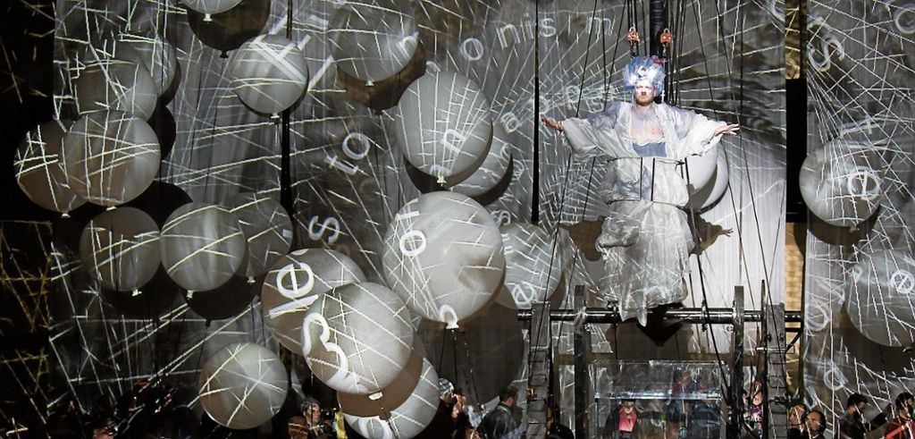 Die Theatergruppe La Fura dels Baus inszeniert Haydns „Schöpfung“ - Deutschlandpremiere bei den Ludwigsburger Festspielen: 22 Luftballons auf ihrem Weg zum Horizont