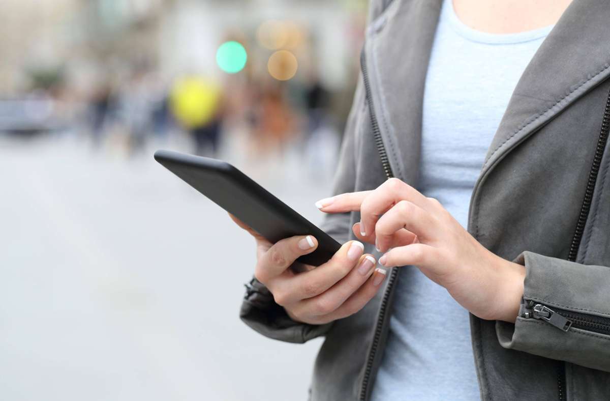 Über Smartphone und Co zum Azubi: Die Coronapandemie hat den Trend zur digitalen Nachwuchssuche beschleunigt. Foto: imago/AntonioGuillem