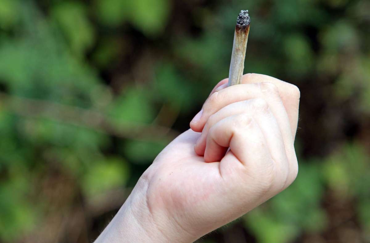 Verkehrskontrolle in Biberach: 19-jähriger Beifahrer versteckt Marihuana in der Unterhose