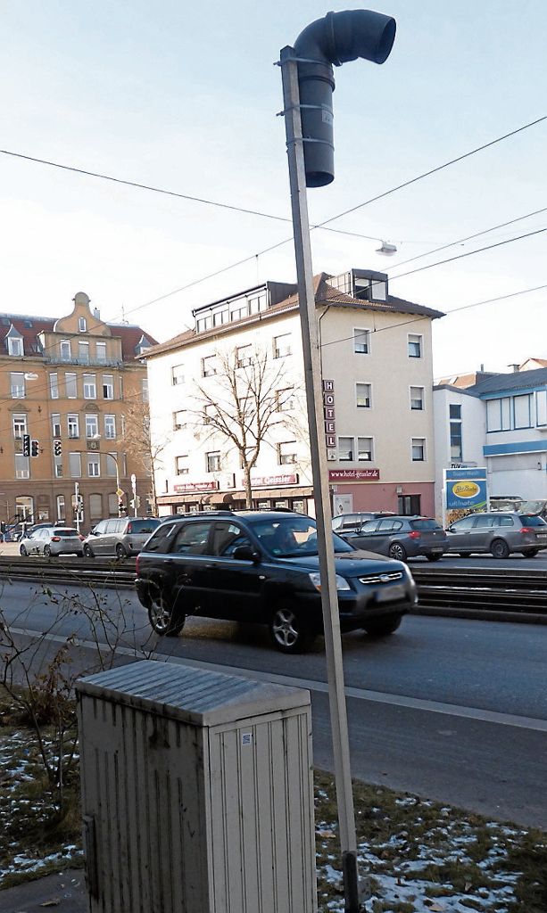 Die Messstation in der Waiblinger Straße (links) gibt es seit 2006, die in der Gnesener Straße seit 1981. Fotos: Nagel