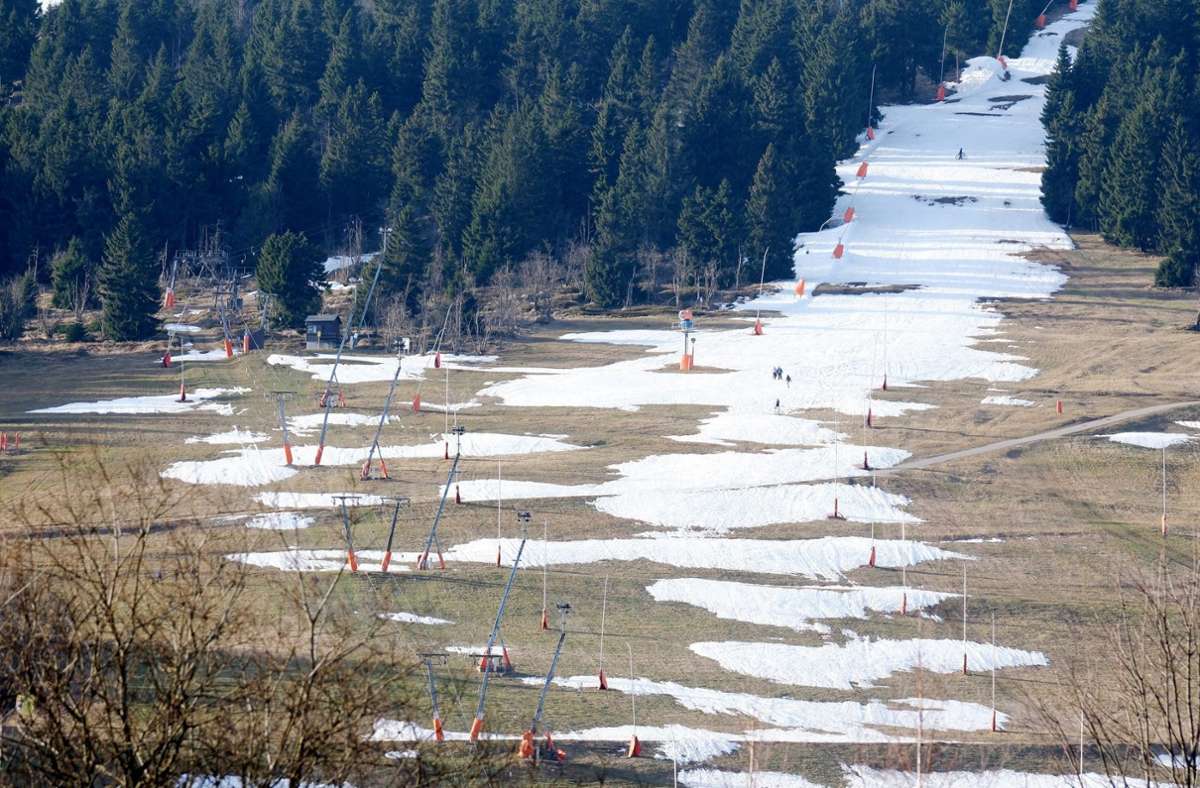 Der Schnee bleibt bislang größtenteils aus – das stellt die Skigebiete in Deutschland, Österreich und der Schweiz vor massive Herausforderungen.