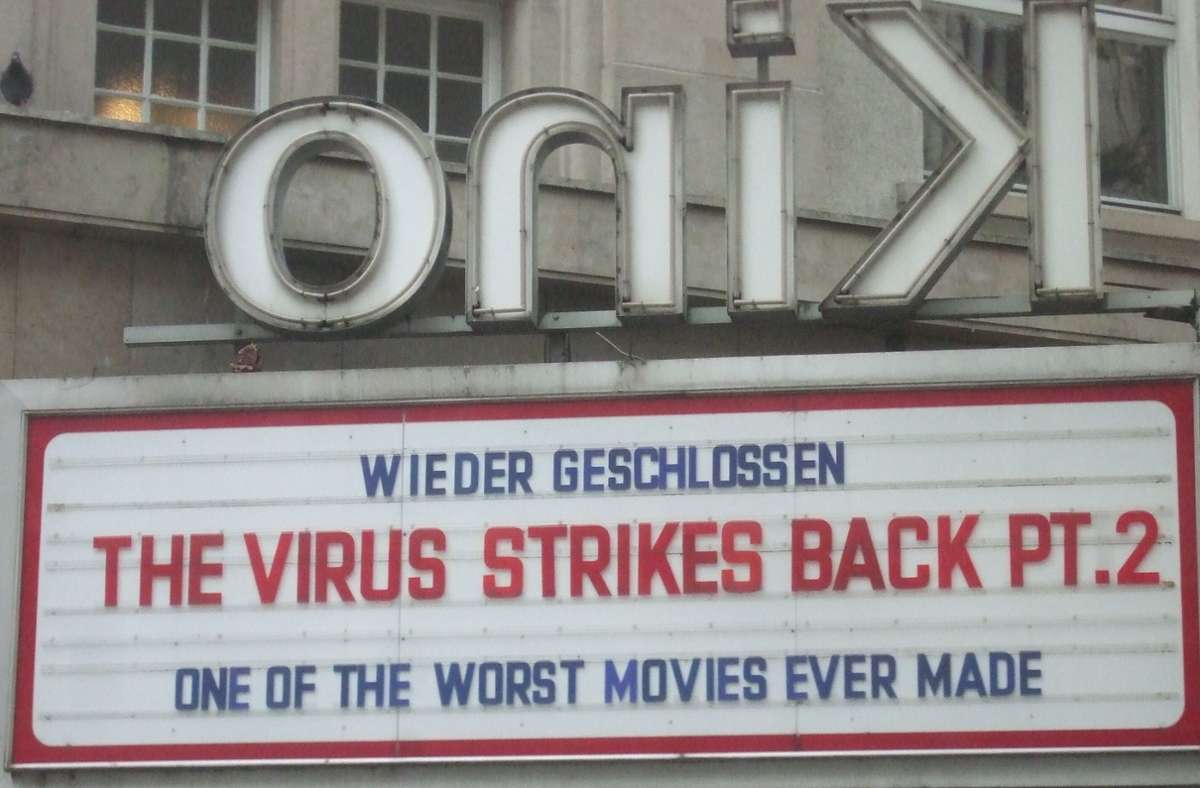 Eines der am häufigsten fotografierten Motive während der Pandemie in Stuttgart: die Betreiber des Kinos Delphi an der Tübinger Straße kommentieren das Pandemie-Geschehen