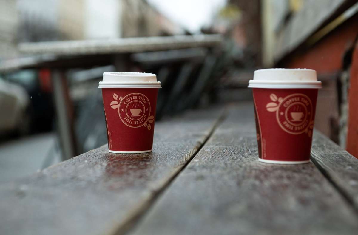 Kaffeebecher aus Kunststoff und Pappe gelten als Symbol der Wegwerfgesellschaft. In Zeiten des Corona-Lockdowns sind viele Cafébetreiber allerdings  zwingend auf die Behälter angewiesen – andernfalls würden sie überhaupt keine Umsätze erzielen.