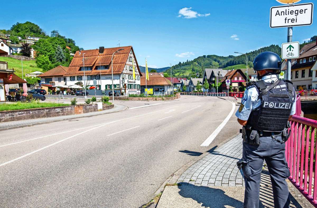 Ausnahmezustand in Oppenau: Polizei fahndet nach Räuber von vier Dienstwaffen