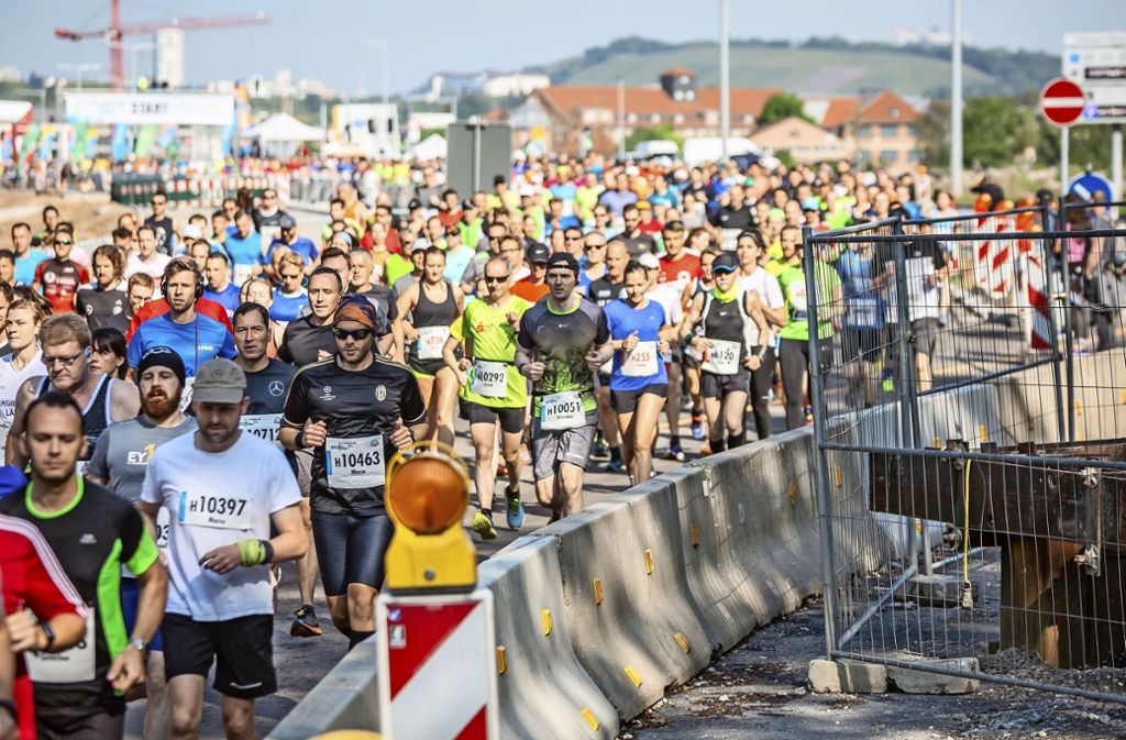 Rund 11 000  Teilnehmer beim 26. Stuttgart-Lauf – Fast 70 000 Zuschauer an der Strecke: Rund 11 000 Teilnehmer beim Stuttgart-Lauf