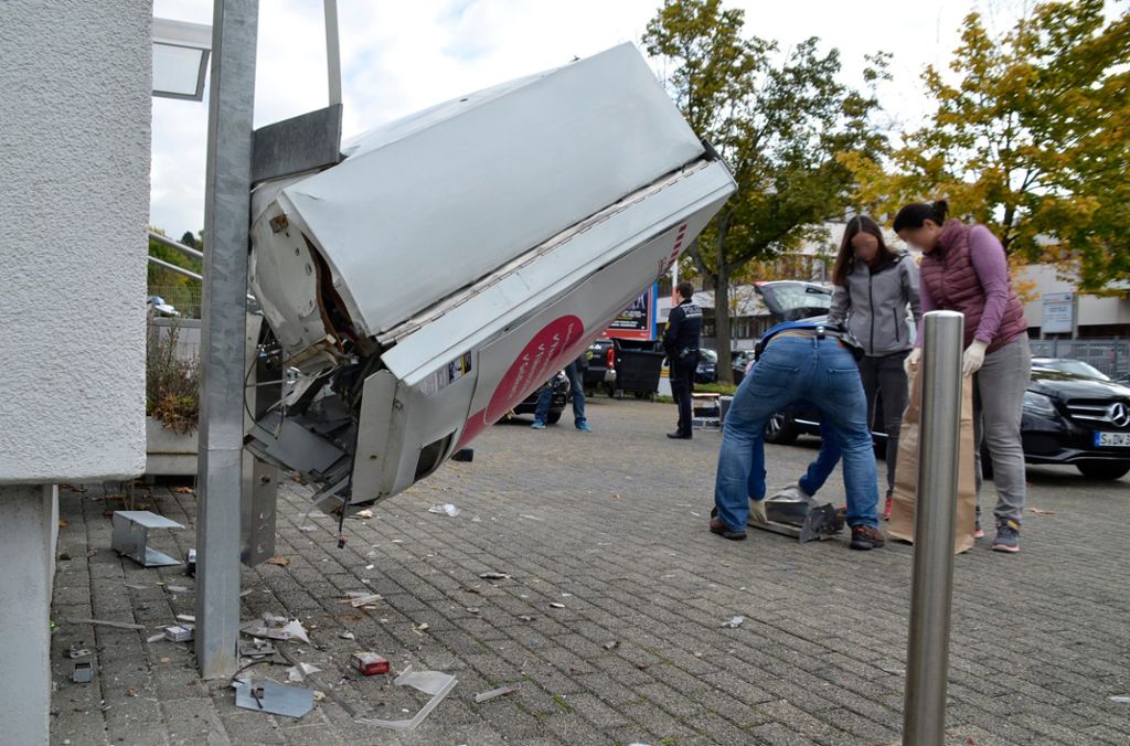 Täter erbeuten mehrere 100 Euro Bargeld: Zigarettenautomat gesprengt