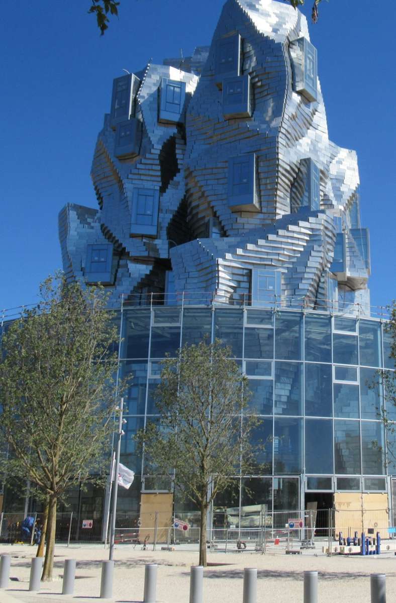 150 Millionen Euro soll das Gebäude gekostet haben – eine  offizielle Zahl gibt es  aber nicht. Man kann davon ausgehen, dass der Bilbao-Effekt auch in Arles funktionieren wird.