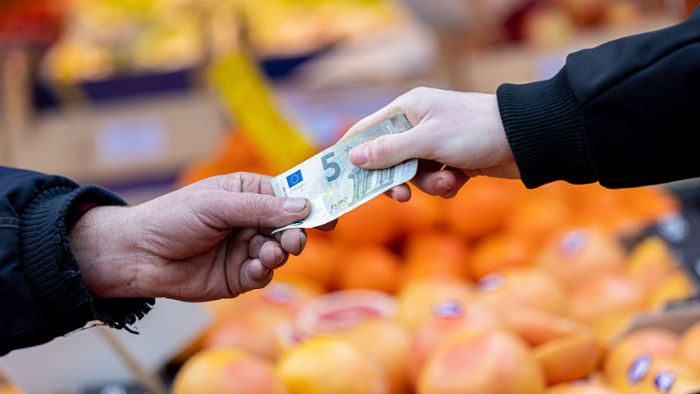 Minister Hauk ruft Verbraucher zum sparsamen Einkauf auf