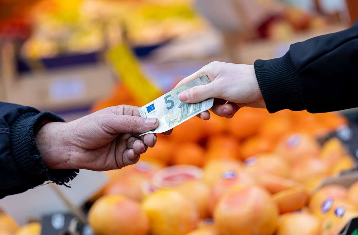 Höhere Preise für Lebensmittel: Minister Hauk ruft Verbraucher zum sparsamen Einkauf auf