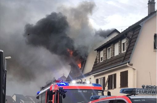 Der Brand brach im Dachgeschoss des Gebäudes aus. Foto: Steffen Rometsch