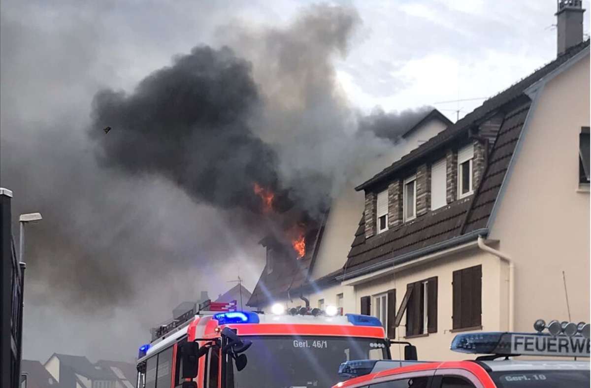 Der Brand brach im Dachgeschoss des Gebäudes aus.