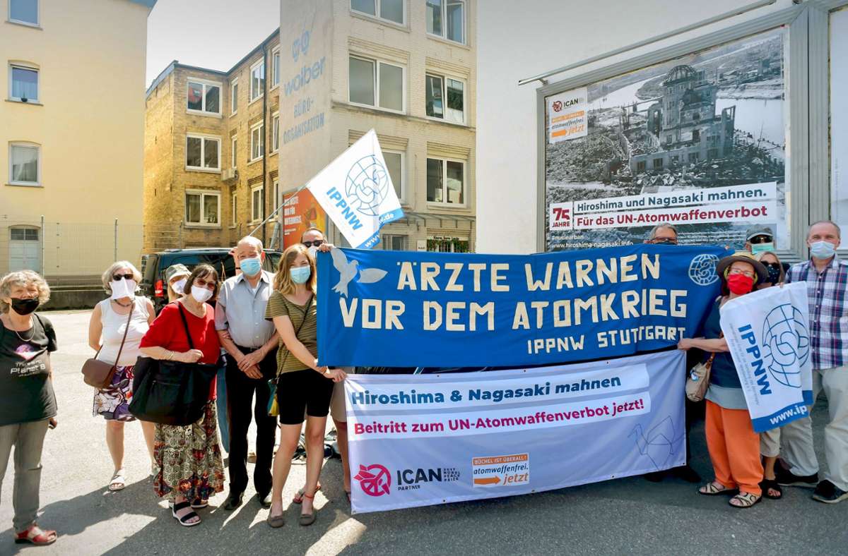 Stuttgart: Plakataktion als Mahnung vor Atomkrieg