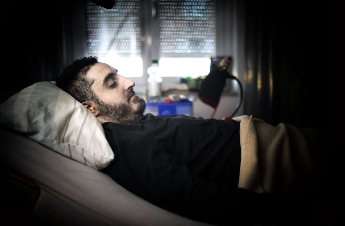 Faraz Fallahi in seinem abgedunkelten Zimmer: Licht, Lärm, Berührungen – jeder Reiz strengt ihn an. Foto: Horst Rudel