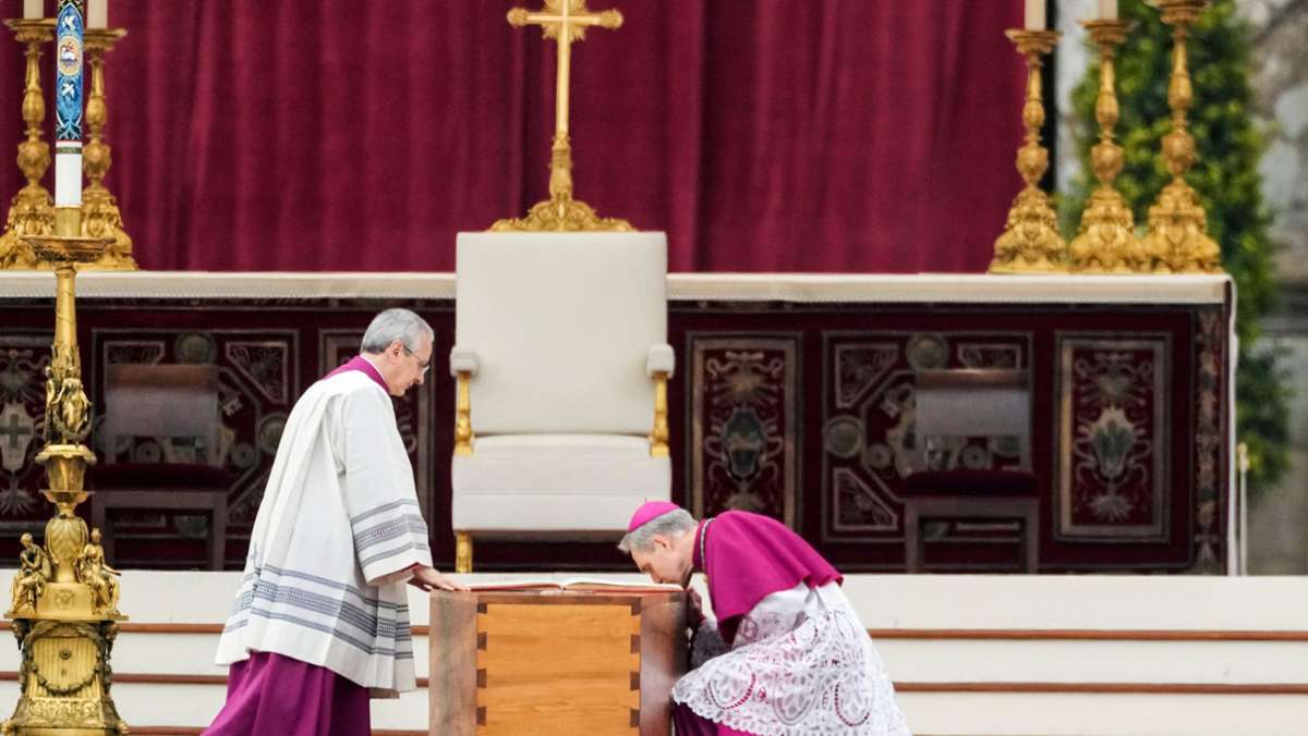 Trauerfeier für Benedikt XVI.: Privatsekretär Gänswein küsst zum Abschied den Sarg