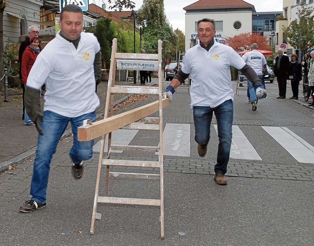 Mit fliegendem Balken zum Sieg: Jörg Kumfert und KD Warth (rechts) legten den Grundstein für die Rekordzeit bei der Gaudi-Olympiade. Fotos: Kuhn