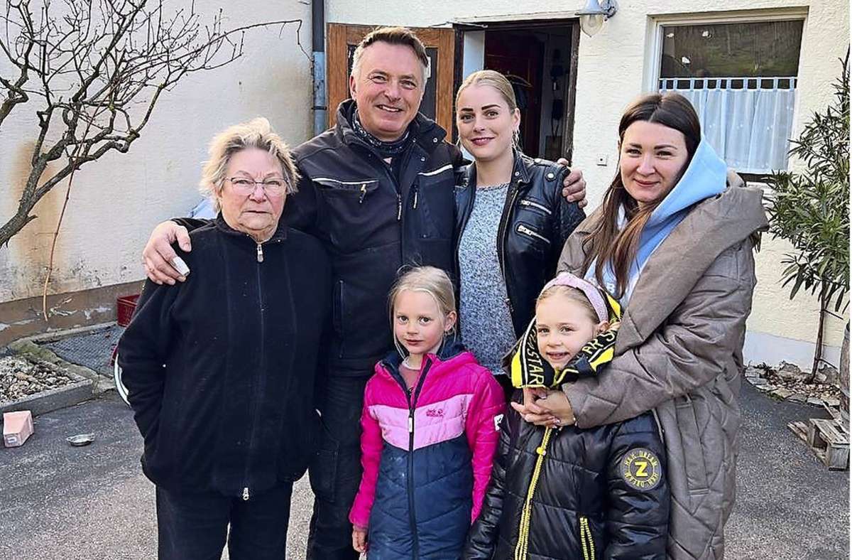 Renate und KD Warth,  Jessica Kurz mit Tochter Sally sowie deren ukrainischen Gäste   Alina Tereschchrenko mit Tochter Jaroslava  (von links) im Weingut Warth. Foto: Wadym