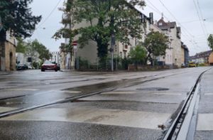Unfall in Bad Cannstatt: Radfahrer stürzt auf Schienen