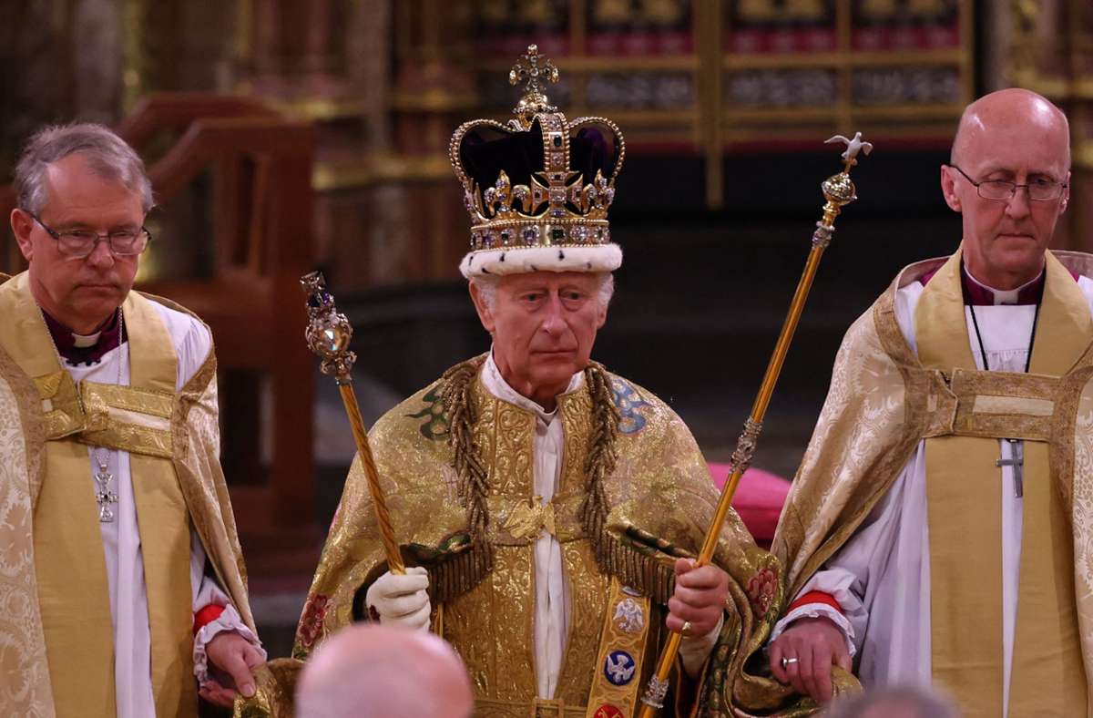 König Charles III.  mit der St.-Edwardskrone auf dem Haupt.