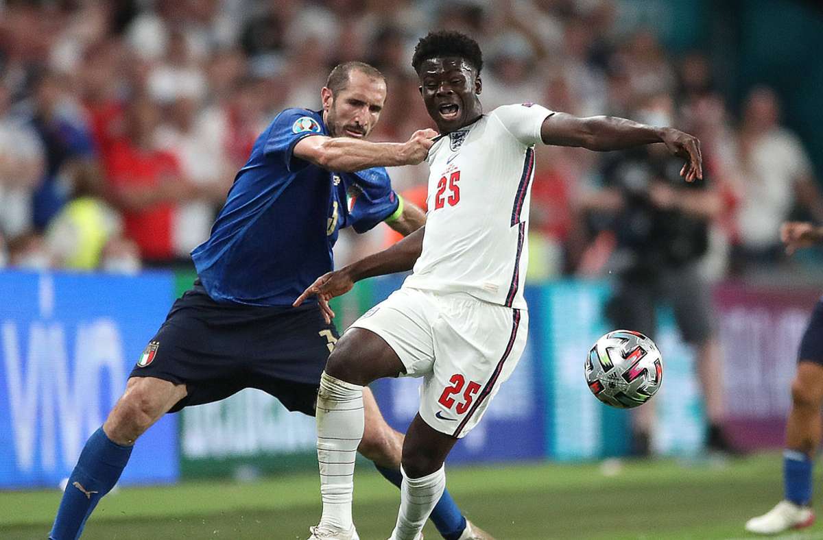 Wembley schweigt, England leidet. Saka – hier noch im Duell während des Spiels – vergibt den letzten Elfmeter. Italien holt sich damit dem EM-Titel.