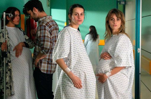 Der Eröffnungsfilm „Madres paralelas“ von Pedro Almodóvar  zeigt das Leben zweier  schwangerer Frauen, gespielt von Penélope Cruz (rechts)  und Milena Smit Foto: Labiennale