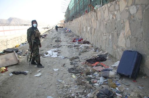 Ein Mitglied der militant islamistischen Taliban ist am Explosionsort in der Nähe des Kabuler Flughafens. Foto: dpa/Saifurahman Safi