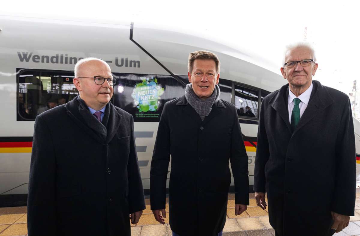 Die Neubaustrecke von Wendlingen nach Ulm ist offiziell von  Verkehrsstaatssekretär Michael Theurer (FDP), Bahnchef Richard Lutz und dem baden-württembergischen Ministerpräsidenten Winfried Kretschmann (Grüne) (v.l.n.r.) eröffnet worden.