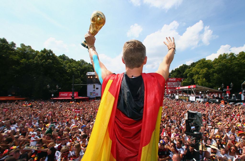Im Jahr 2014 war die Euphorie groß, als Deutschland im Endspiel gegen Argentinien Fußballweltmeister wurde –  zwei Turniere nach dem „Sommermärchen“ von 2006. Den Gastgeber Brasilien hatte die Elf zuvor mit einem sensationellen 7:1 aus dem Turnier gekickt.