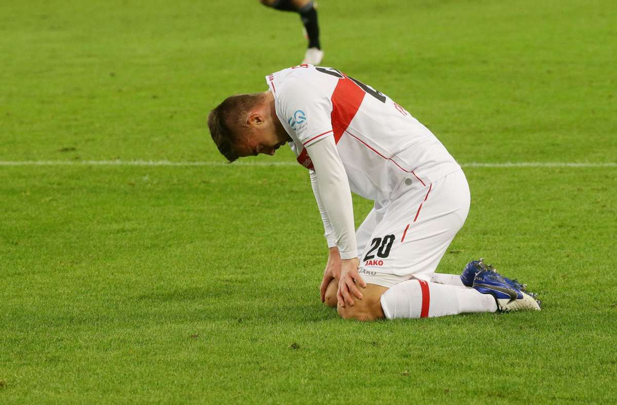 Geknickt: Der VfB-Spieler Philipp Förster sinkt nach dem Pokal-Aus enttäuscht auf den Rasen.