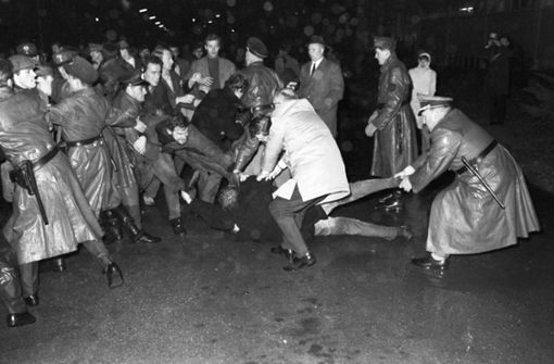 Nach dem Attentat auf Rudi Dutschke blockieren junge Menschen am 13. April 1968 in Esslingen die Auslieferung der Bild-Zeitung. Andere wichtige Ereignisse des Jahres zeigt die Bilderstrecke. Foto: dpa/Fritz Reiss
