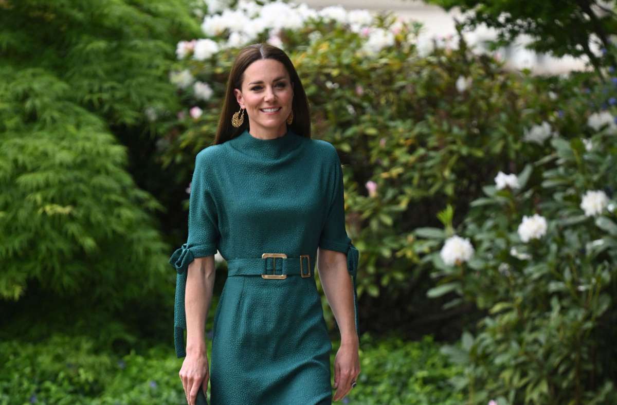 Auf dem Weg ins Londoner Design Museum: Herzogin Kate in einem dunkelgrünen Tageskleid mit auffälligem Gürtel.